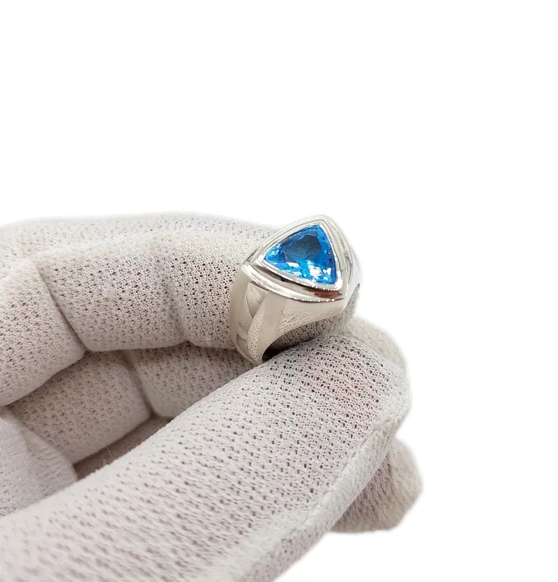 انگشتر توپاز آبی